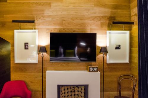 a living room with a tv and a fireplace at Browns Central Hotel in Lisbon
