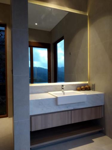 Ein Bett oder Betten in einem Zimmer der Unterkunft Selong Selo Resort and Villas