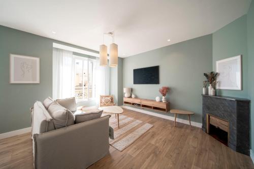 un salon avec un canapé et une cheminée dans l'établissement REF 1943 - Cannes Centre - Apartment for rent, à Cannes