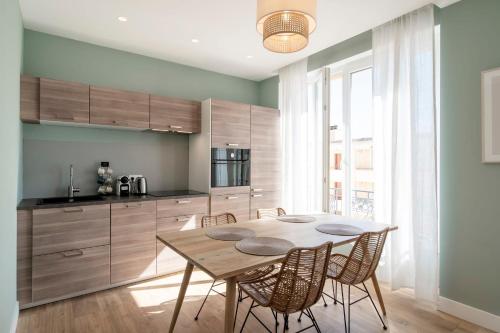 une cuisine avec une table et des chaises dans une pièce dans l'établissement REF 1943 - Cannes Centre - Apartment for rent, à Cannes