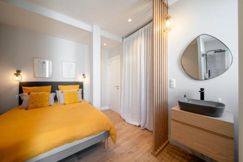 - une chambre avec un lit, un lavabo et un miroir dans l'établissement REF 1943 - Cannes Centre - Apartment for rent, à Cannes