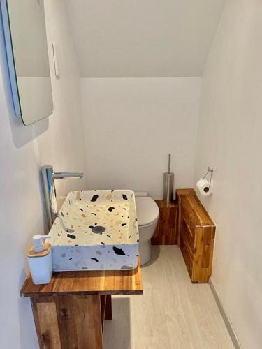 une salle de bain avec un matelas sur une table avec des toilettes dans l'établissement La Villa KEROMER, à Étel