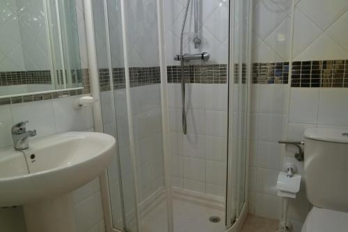 ein Badezimmer mit Dusche, Waschbecken und Toilette in der Unterkunft Marina I by Ĥ - Marina Isla Canela PMHI35P10 in Punta del moral