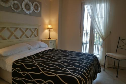 ein Schlafzimmer mit großem Bett und Fenster in der Unterkunft Marina I by Ĥ - Marina Isla Canela PMHI35P10 in Punta del moral