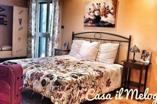 a bedroom with a bed and a suitcase at Casetta il Melograno Accogliente Bilocale al Mare in Villaggio Mosè