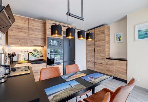 a kitchen and dining room with a table and chairs at Fewo Karlstraße 14 - Ostseebad Koserow in Ostseebad Koserow