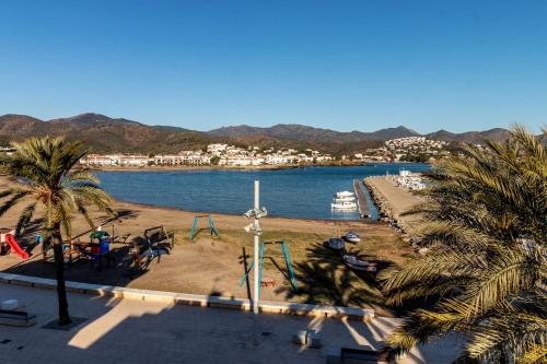 Billede fra billedgalleriet på Port de Llançà 32 - Dúplex en 1ª línea de playa i Girona
