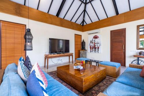 TV a/nebo společenská místnost v ubytování The Akasha Seminyak Bali Luxury Villas