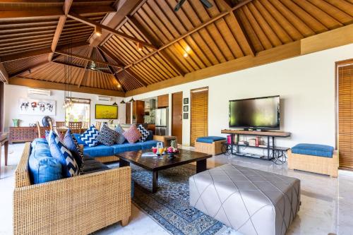 TV a/nebo společenská místnost v ubytování The Akasha Seminyak Bali Luxury Villas