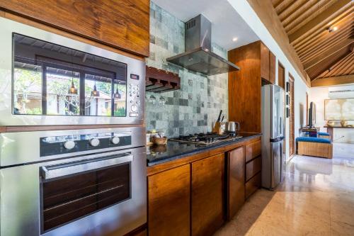 Kuchyň nebo kuchyňský kout v ubytování The Akasha Seminyak Bali Luxury Villas