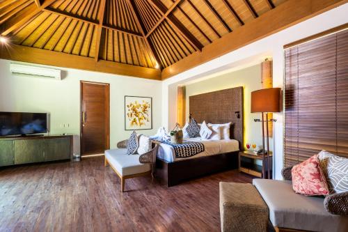 Postel nebo postele na pokoji v ubytování The Akasha Seminyak Bali Luxury Villas