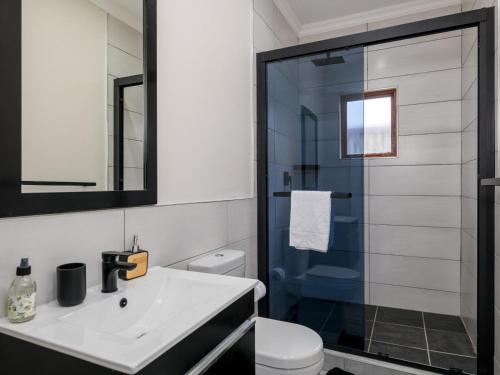 a bathroom with a toilet and a sink and a shower at Silverstreams Lodge, Villas & Cottages, Oribi Gorge in Glendale