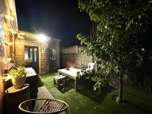 Jardín al aire libre en Entire Townhouse in Heart of Echuca's Port CBD - Treehouse Hideouts - 15 guest capacity