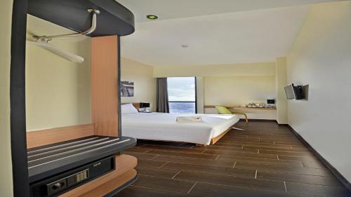 Postel nebo postele na pokoji v ubytování Whiz Prime Hotel Khatib Sulaiman Padang