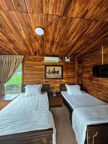 Postel nebo postele na pokoji v ubytování Radefa Cabin