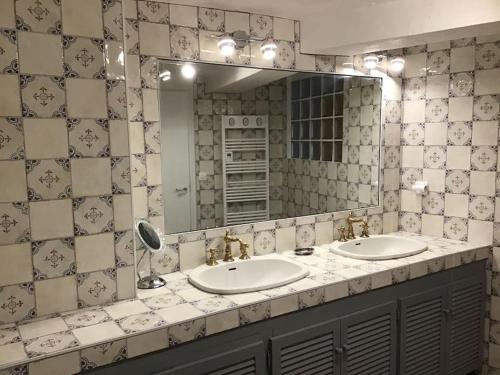 une salle de bain avec deux lavabos et un grand miroir dans l'établissement Collioure 8 pers 50m de la mer, à Collioure