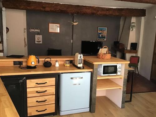 - une cuisine avec un comptoir et un four micro-ondes dans l'établissement Collioure 8 pers 50m de la mer, à Collioure
