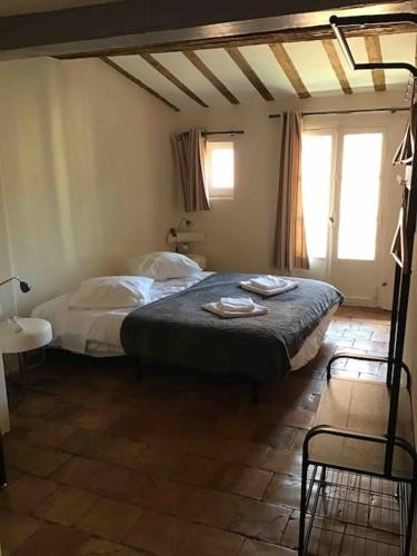 une chambre avec un grand lit dans une pièce dans l'établissement Collioure 8 pers 50m de la mer, à Collioure