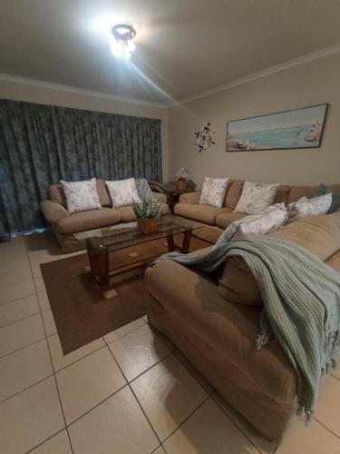 シェリービーチにある47 Bondi Beachのソファ2つとコーヒーテーブルのあるリビングルーム