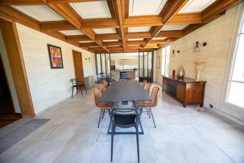 a dining room with a table and chairs at LES FRENES EN PROVENCE-CHÂTEAU ZEN in Avignon