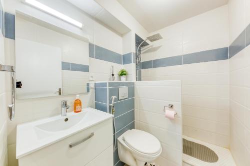 une salle de bain avec toilettes et lavabo dans l'établissement Cocon Cozy - 10 min Disney - Cozy Houses, à Bussy-Saint-Georges