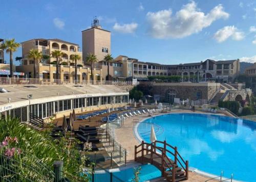 une vue d'une piscine dans un complexe hôtelier dans l'établissement Appartement Cap Esterel 4/5 personnes, à Saint-Raphaël