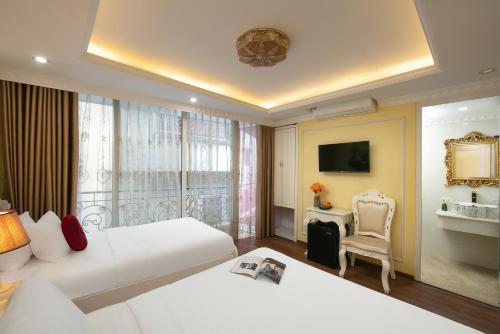Postel nebo postele na pokoji v ubytování Hanoi Oldtown Boutique Hotel