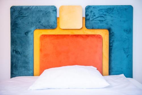 a cross on the headboard of a bed at Apartament Mikołowska z balkonem in Gliwice