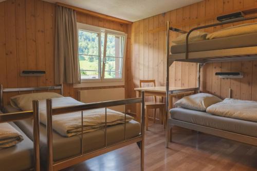 Postel nebo postele na pokoji v ubytování Engelberg Youth Hostel