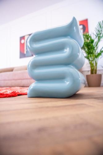 a blue plastic object sitting on top of a table at Apartament Mikołowska z balkonem in Gliwice
