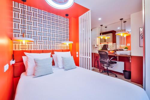 une chambre avec un grand lit aux murs orange dans l'établissement WS Molitor - Auteuil, à Paris