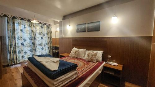 Postel nebo postele na pokoji v ubytování Indivar Homestay