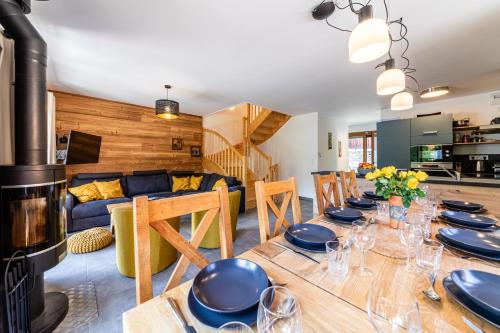 une cuisine et un salon avec une table et un canapé dans l'établissement Chalet Rivendell, Morzine sleeps 10 with garage, à Morzine