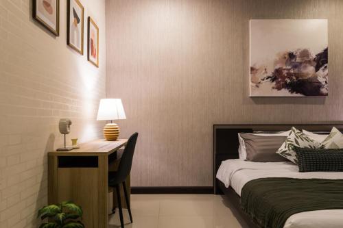 a bedroom with a desk and a bed and a deskictericter at BKK Sukumvit71 1 Bed 2 Bath 1 Living 1 Kitchen in Bangkok