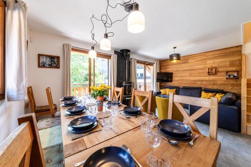 - une salle à manger et un salon avec une table en bois dans l'établissement Chalet Rivendell, Morzine sleeps 10 with garage, à Morzine
