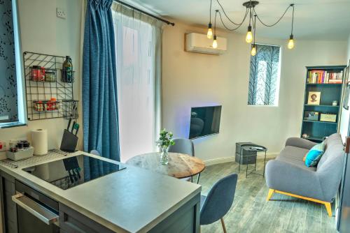 TV a/nebo společenská místnost v ubytování Modern, cosy, fully equipped 2bedroom flat PMIC1-3