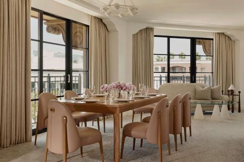 a dining room with a table and chairs at The Maybourne Beverly Hills, Maybourne in Los Angeles