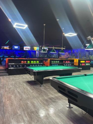 Biliár nebo kulečník v ubytování Jeleń Resort&Spa
