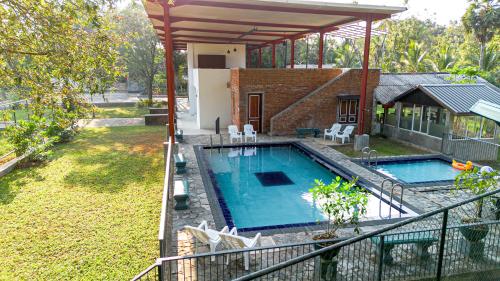 ein Swimmingpool in einem Hof mit einem Haus in der Unterkunft Hungili Farm & Eco Resort in Maho