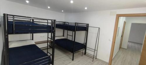 una habitación con tres literas en una habitación en Welcoming Apartment in Igualada - 65.2 m² - 8 people, en Igualada