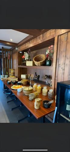 een lange tafel met eten in de keuken bij Chalet les Vieux Murs in L'Alpe-d'Huez