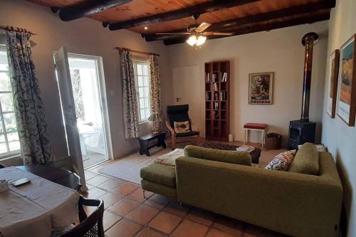 Owl's Nest - Garden cottage休息區