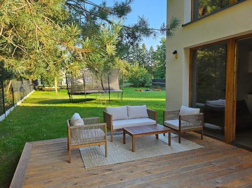 un patio avec un canapé et des chaises sur une terrasse dans l'établissement Niedalino, à Niedalino