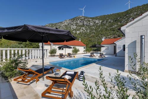 Nespecifikovaný výhled na hory nebo výhled na hory při pohledu z vily