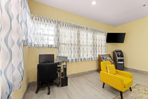 Μια τηλεόραση ή/και κέντρο ψυχαγωγίας στο Days Inn & Suites by Wyndham DFW Airport South-Euless