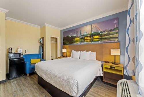 Ένα ή περισσότερα κρεβάτια σε δωμάτιο στο Days Inn & Suites by Wyndham DFW Airport South-Euless