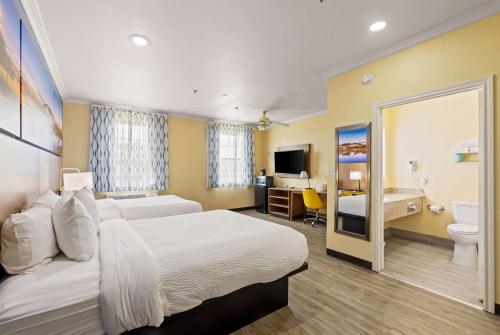 Ένα ή περισσότερα κρεβάτια σε δωμάτιο στο Days Inn & Suites by Wyndham DFW Airport South-Euless