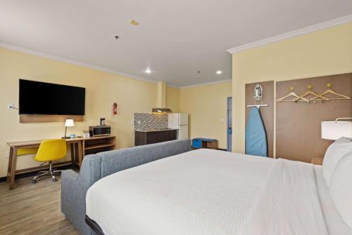 Ένα ή περισσότερα κρεβάτια σε δωμάτιο στο Days Inn & Suites by Wyndham DFW Airport South-Euless