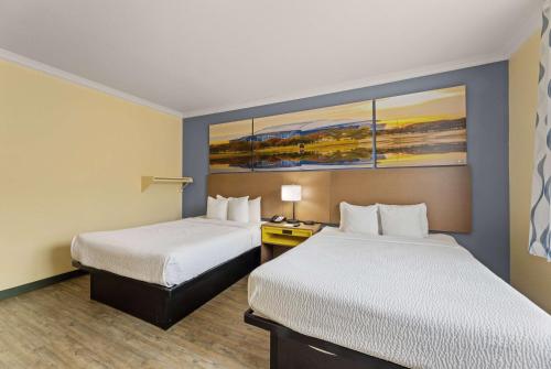 Ένα ή περισσότερα κρεβάτια σε δωμάτιο στο Days Inn & Suites by Wyndham DFW Airport South-Euless
