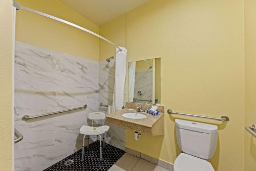 Ένα μπάνιο στο Days Inn & Suites by Wyndham DFW Airport South-Euless